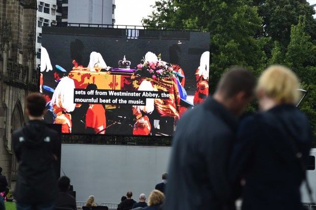 Numerosas personas han seguido el funeral de Estado a través de pantallas gigantes en Londres.
