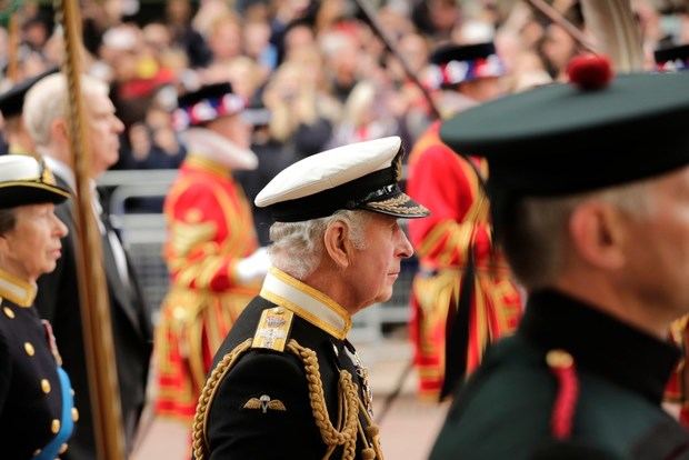 El rey Carlos III acompaña al cortejo fúnebre de Isabel II por el centro de Londres.