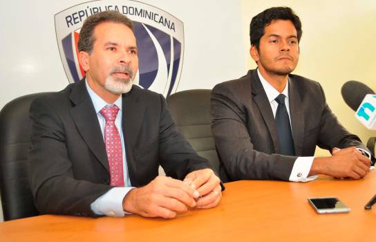 Dinardo –Lalo- Rodríguez, Director Ejecutivo de la Liga Dominicana de Fútbol, acompañado de Francisco Lapouble, miembro de la Comisión de la Fedofutbol, mientras ofrece detalles del torneo 2019 de la LDF.