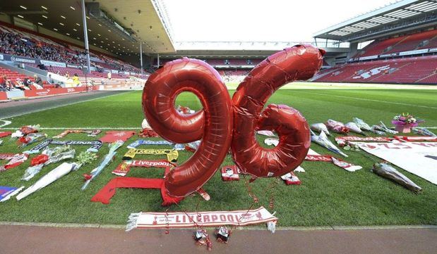 Bufandas y flores en homenaje a los fallecidos en la tragedia de Hillsborough, en el estadio de Anfield en Liverpool. 