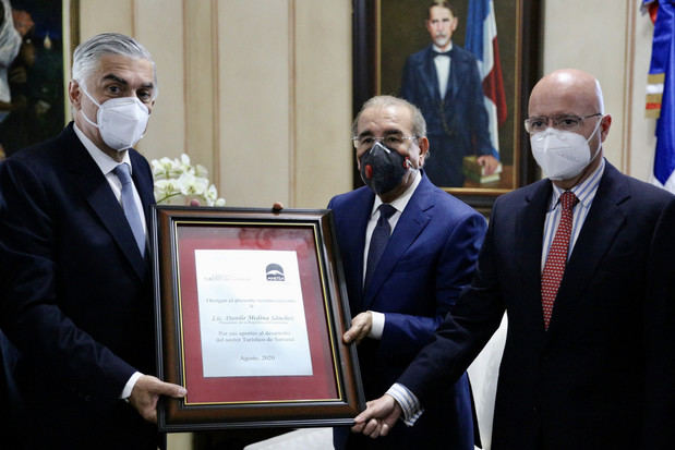 El presidente Danilo Medina junto a Rafael Blanco, Federico Schad, Juan Balancari, Jesús Durán y Julio Llibre, mientras recibe la distinción entregada, en el Salón Privado del Palacio Nacional.