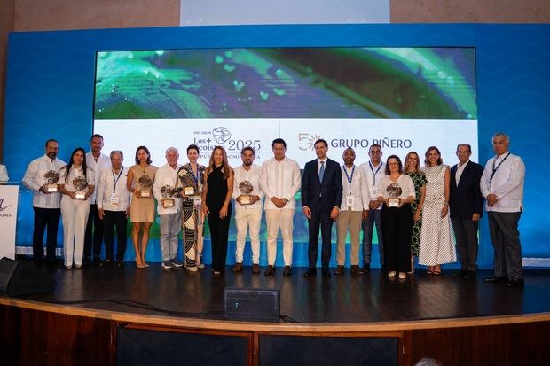 Ganadores junto a Familia Piñero y Autoridades.