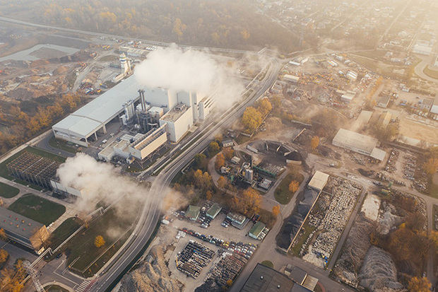 Las centrales eléctricas de combustibles fósiles son uno de los mayores emisores de los gases de efecto invernadero que provocan el cambio climático.