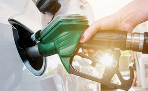 Bajan ligeramente los precios de los combustibles