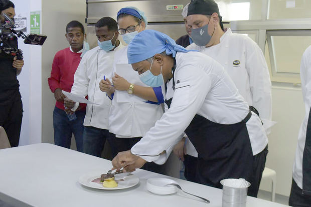 Los jueces evalúan los platos de los participantes.