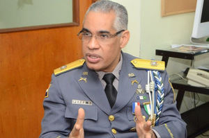 Denuncian al subdirector de Policía dominicana por abuso psicológico a menor