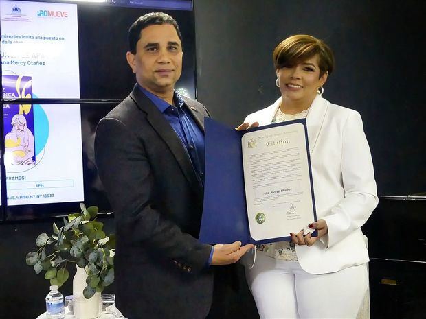 George Álvarez entrega reconocimiento a la comunicadora Ana Mercy Otáñez