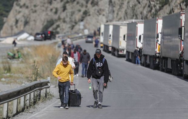 Hombres rusos huyen a la vecina Georgia tras el anuncio de movilización militar parcial de los rusos Hombres rusos caminan por una carretera después de pasar por la aduana en el puesto de control fronterizo entre Georgia y Rusia.