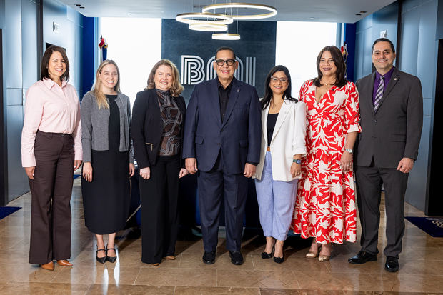 Geosiris Figuereo, Stefania Alastre Arcusa, Martha Sanz, Efren Ortiz, Massiel Popa, Veronika Ramirez y Dr Roberto Diaz.