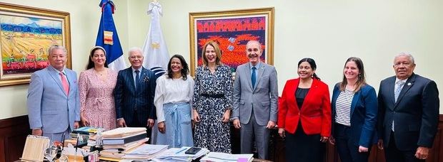 Durante el recibimiento a la ministra Germán, García Fermín estuvo acompañado por funcionarios de la institución.