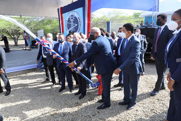 La gente de la Línea Noroeste continúan sumando conquistas obtenidas en la gestión del presidente Danilo Medina, al recibir hoy varias obras que mejorarán el suministro de agua potable y el acceso a formación técnica.