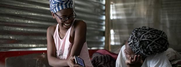 Sebabatso Ncephe (izquierda), una niña sudafricana de 19 años, desarrolló la app 'Afya Yangu' ('Mi salud' en suajili.) Al permitir que los hospitales se comuniquen directamente con los pacientes, la aplicación ayuda a mantener la privacidad y la dignidad.