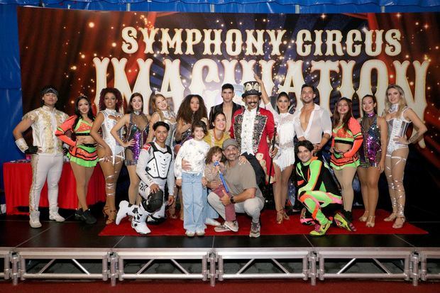 Graciella Dietsch junto a familiares y personajes de Symphony Circus.