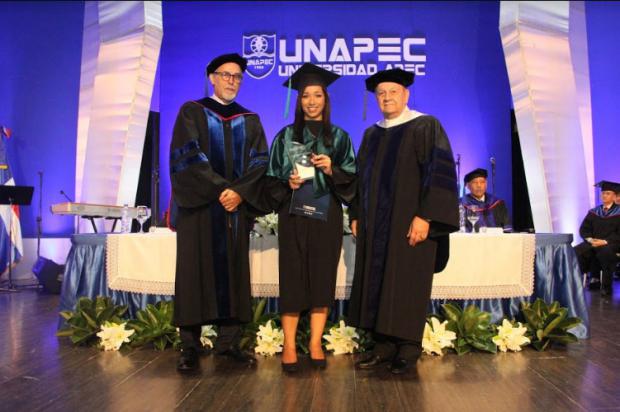 Graduación en la UNAPEC