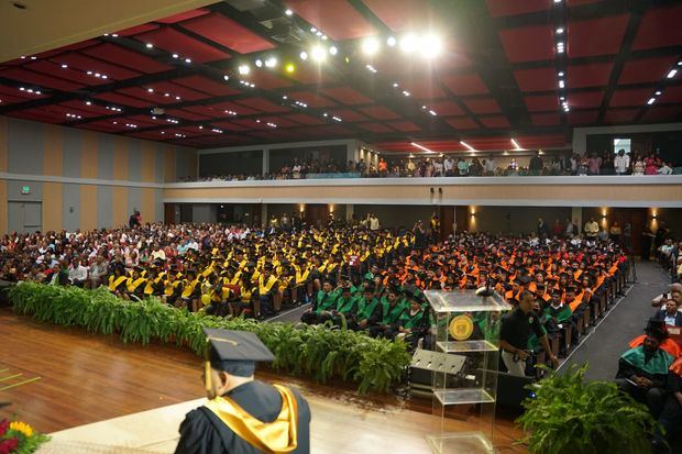 351 nuevos profesionales se gradúan en 96° investidura de la UCSD