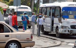 Rechazan en Los Alcarrizos aumento de los pasajes en transporte público
