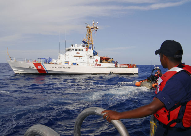 Al menos 8 muertos tras zozobrar embarcación en Puerto Rico, dice la Armada