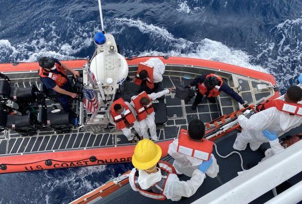 Guardia Costera de Puerto Rico repatría 58 inmigrantes ilegales dominicanos.