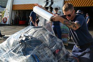 Guardia Costera de EEUU logra decomiso histórico de droga cerca de Venezuela.