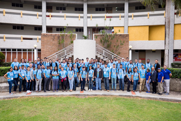 Participantes del hackathon organizado por la Organización Cibao