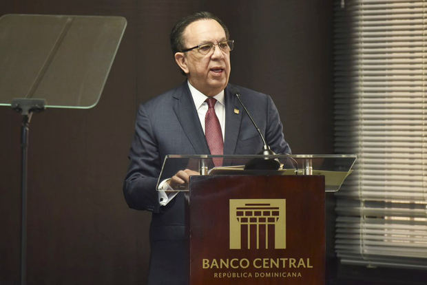 Abinader ratifica a Valdez Albizu como gobernador del Banco Central