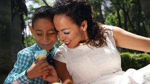 Los hijos siguen pasos de sus madres en relaciones amorosas, según estudio