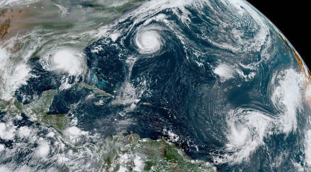 Dos huracanes y dos tormentas tropicales avanzan por el Atlántico.