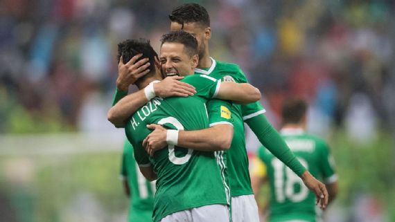 Equipo de fútbol celebra victoria. 