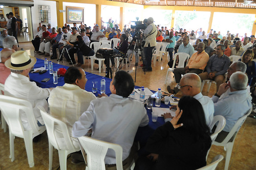 Reunión de productos de Montecristi con representantes del PRM. 