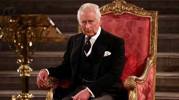 Carlos III promete en el Parlamento respetar los principios constitucionales