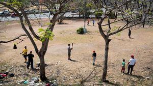 El béisbol amateur se refugia en las calles en la República Dominicana
