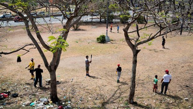 El béisbol amateur se refugia en las calles en la República Dominicana.
