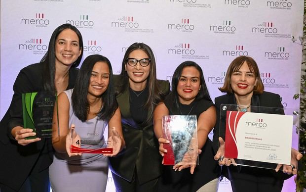 Parte del equipo de comunicación de Banreservas reciben los premios que la certifican como una de las cinco empresas más importantes de República Dominicana según el ranking del Monitor Empresarial de Reputación Corporativa.