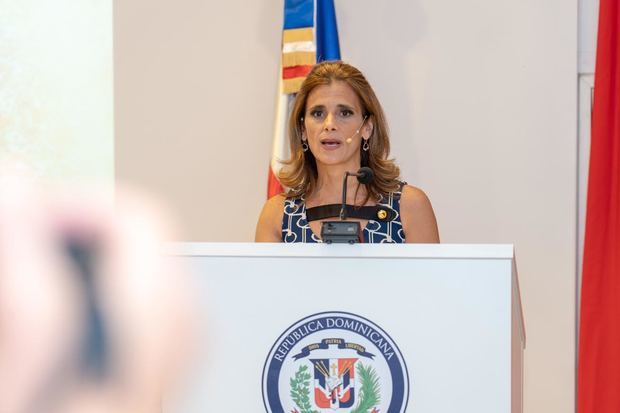 Ligia Bonetti, presidenta Ejecutiva de Grupo SID, mientras presentaba la obra en el marco de la 78 edición de la Feria de Libro en Madrid.