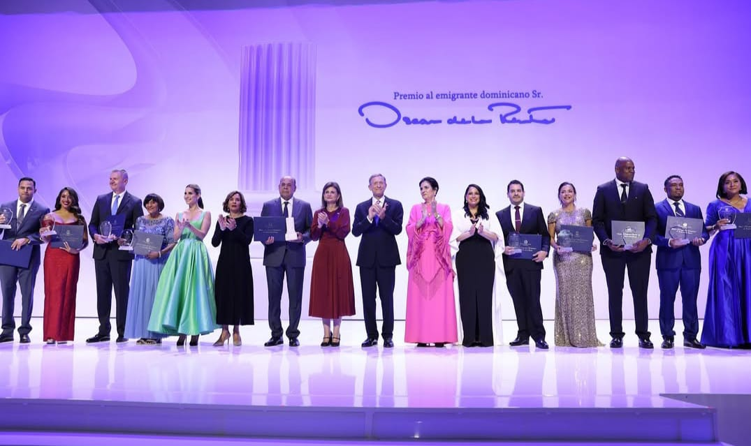Juan Antonio Young Carrasco junto a la Vicepresidente de la República Señora Raquel Peña ,y el Ministro de Relaciones Exteriores, Roberto Alvarez y junto al jurado y reconocidos por el premio Sr. Oscar de la Renta.