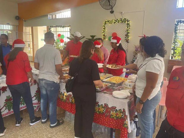 José Rubén Gonell Cosme celebra la Navidad con un agasajo a adultos mayores en La Vega