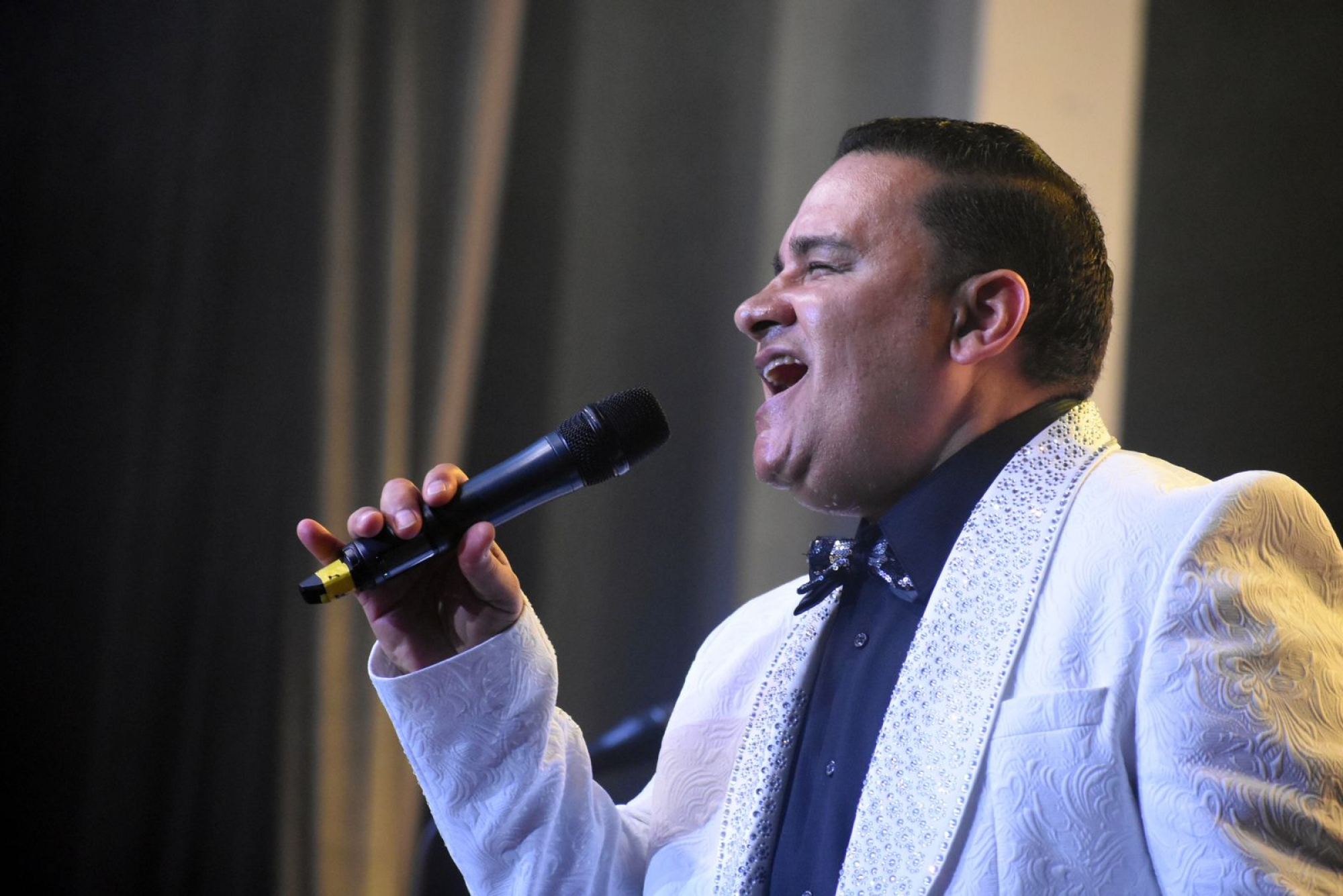 Henry Castro se renueva y se mantiene en el gusto popular