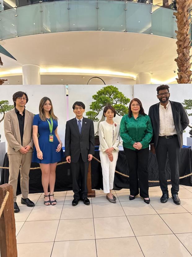  Ito Hikaru, encargado cultural de la Embajada de Japón; María Gabriela Cepeda Valverde, analista de eventos en Ágora; Hayakawa Osamu, embajador de Japón; Hisako Hayakawa, esposa del embajador de Japón; Keren Eunice Cirineo, encargada de eventos en Ágora; Robert Sandro Rivera, presidente del Club de Bonsái. / Foto: cortesía 