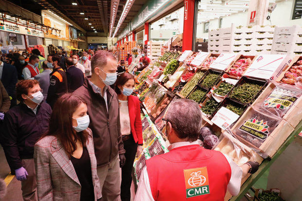 Don Felipe y doña Letizia en Mercamadrid, una plataforma clave para el suministro de alimentos frescos durante la pandemia.