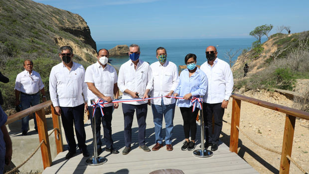 Presidente inaugura sendero ecoamigable en El Morro de Monte Cristi.