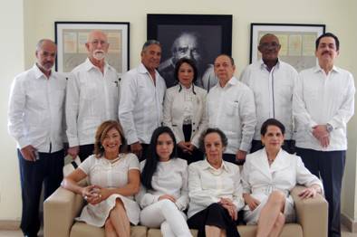 En la foto Ivàn Garcìa, Ninì Cáffaro,  la escritora Ylonka Nacidit Perdomo, Tony Raful, ex ministro de Cultura, , Ángela Hernández, Premio Nacional de Literatura 2016, el cantante Niní Cáffaro, director del Teatro Nacional, y los actores Delta Soto, 
 
Entre los lectores figuran, también, Mateo Morrison, Tomás Castro Burdiez, la joven Carla Camila Ortíz Mir, nieta del Poeta Nacional, y Diómedes Núñez Polanco, director de la Biblioteca Nacional. E