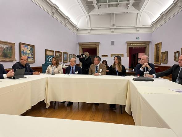 Miembros de la delegaciòn dominicana ,Orlando Jorge Mera, y el vicepresidente Ejecutivo del Consejo Nacional para el Cambio Climático y Mecanismo de Desarrollo Limpio (CNCCMDL), Max Puig, junto a la viceministra de Cooperación Internacional, Milagros De Camps y la asesora de Relaciones Internacionales del CNCCMDL, Sara González. Representantes del sector privado, entre ellos, el presidente de Interenergy Group, Rolando González-Bunster y su director Roberto Herrera durante la reunión con el príncipe Carlos de Inglaterra. 