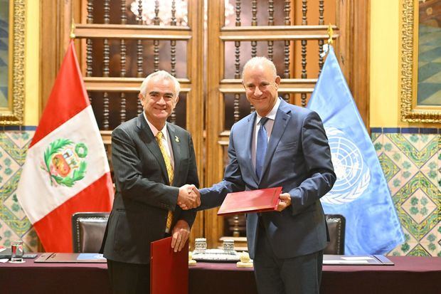 El Secretario Ejecutivo de la CEPAL, José Manuel Salazar-Xirinachs (izquierda), junto al Canciller de Perú, Javier González-Olaechea.