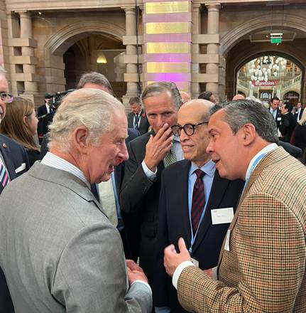 El ministro Orlando Jorge Mera, y el vicepresidente Ejecutivo del Consejo Nacional para el Cambio Climático y Mecanismo de Desarrollo Limpio (CNCCMDL), Max Puig, conversan con el príncipe Carlos. 