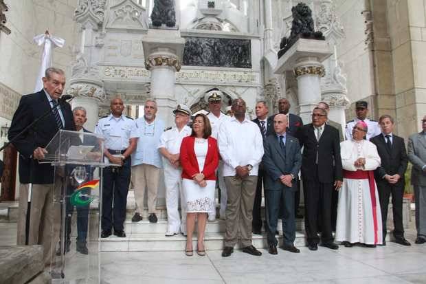 Autoridades civiles y militares conmemoran el 525 
aniversario del descubrimiento de América.