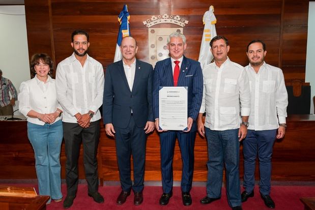 Concejo de Regidores de Santiago reconoce al doctor David B. Samadi como 'Hijo Adoptivo'

