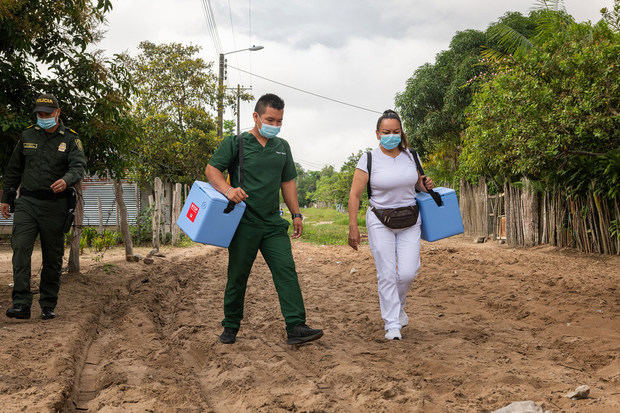 Trabajadores de la salud se preparan para hacer pruebas del COVID-19 en Buenos Aires, Argentina