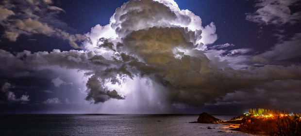 Nubes tormentosas se forman sobre el océano en Port Macquarie,Australia.