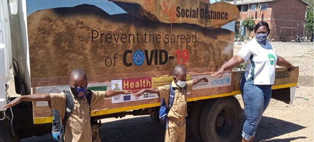 Niños en Zimbabue aprendiendo a manterner la distancia física. ONU Zimbabue
Niños en Zimbabue aprendiendo a manterner la distancia física.