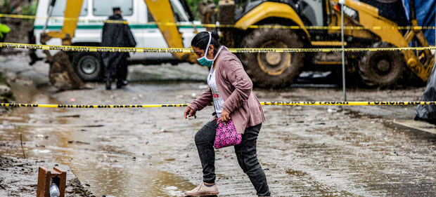 Una mujer camina en El Salvador en medio de los daños causados por la tormenta tropical Amanda en mayo.
